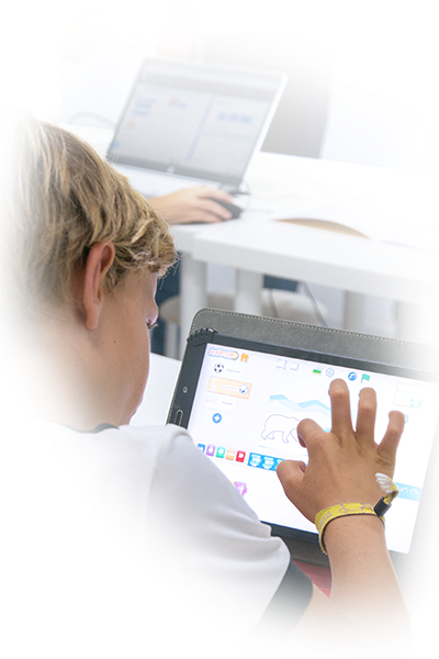 Niño interactuando con una tablet, explorando contenido educativo de manera digital.